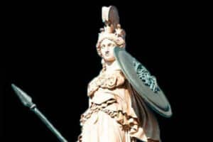 Göttin Pallas Athene mit dem für sie typischen Schild und der Lanze